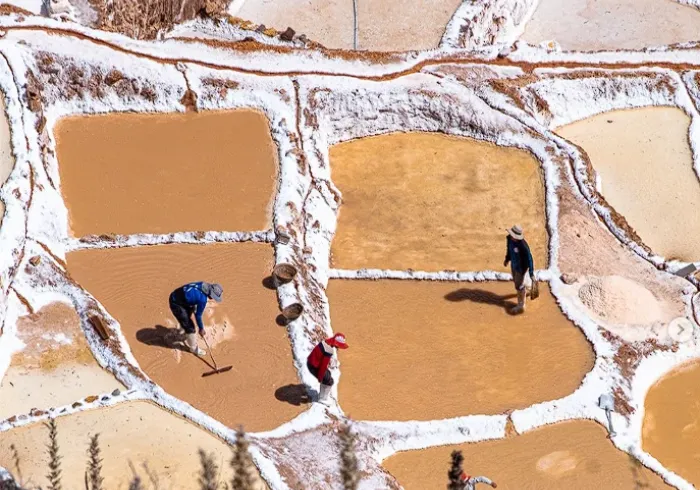people-working-in-the-Maras-salt-flats