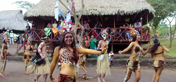 Chicas bailando danza tradicional de la selva