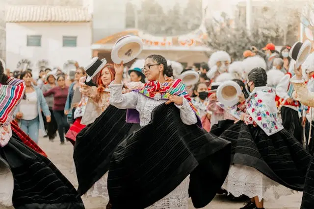 varias personas vestidas con faldas negras y bailando