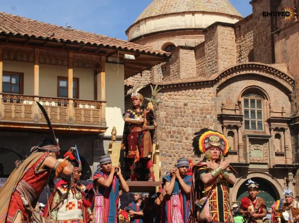 Subjects carrying the Inca during the Inti Raymi festival
